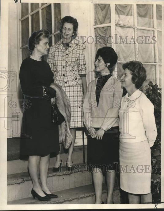 1965 Press Photo Mrs. Theo Maumus with football wives enter Dunbar's Restaurant- Historic Images