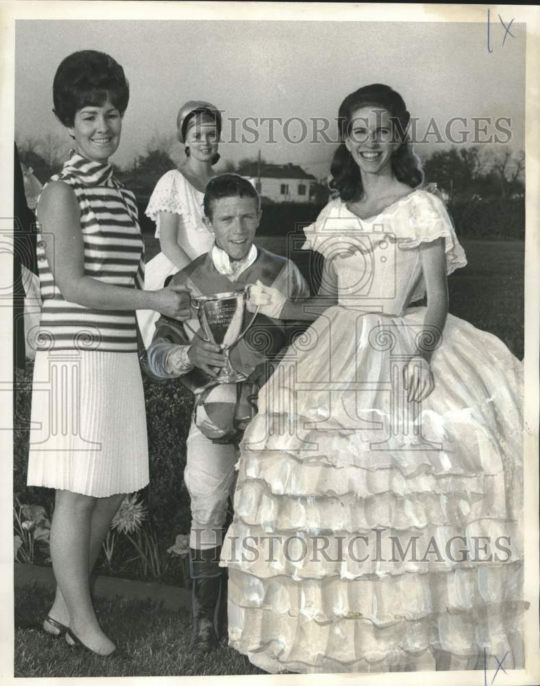 1968 Press Photo Beaufort 2nd rider Mike McDowell with Fiesta participants.- Historic Images