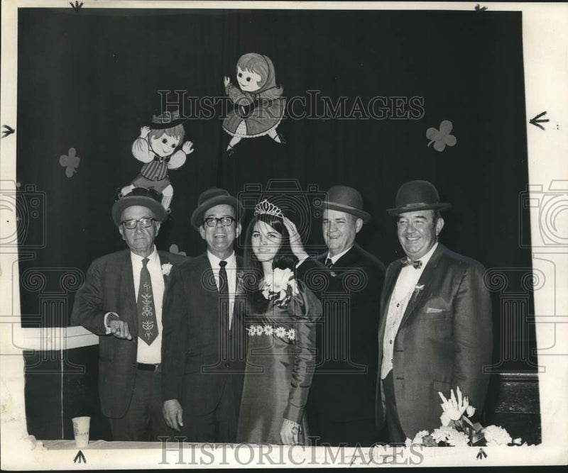 Load image into Gallery viewer, 1969 Press Photo Arleen Tully, named "Colleen of the Year" by Algiers Irish
