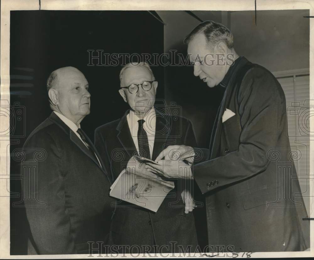 1960 Press Photo Reverend Donnelly with two honorees from Loyola class of 1910- Historic Images