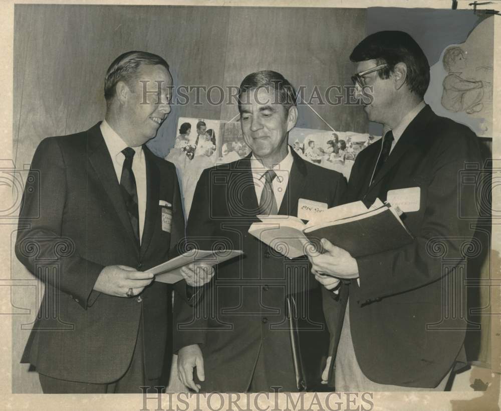 1971 Press Photo Ben Roth chats with Howard Lawson and Rev. Robert Henderson