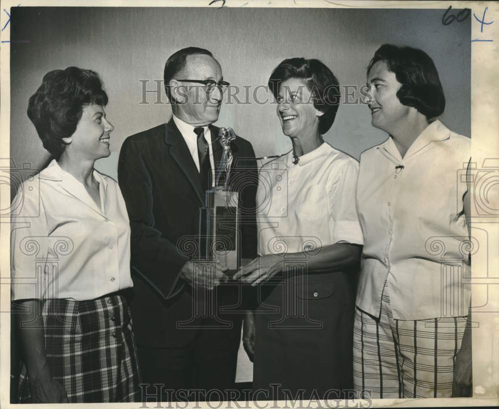 1967 Press Photo Winners at Audubon Ladies Golf Championship with Trophy- Historic Images