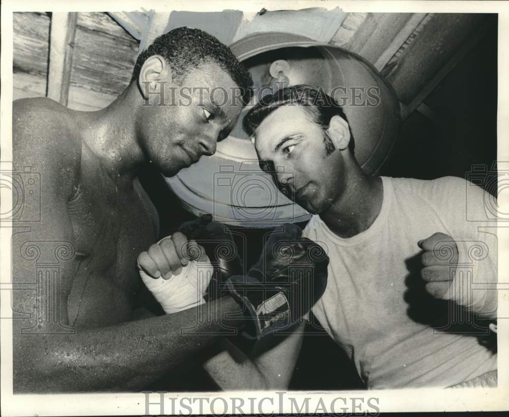 1970 Press Photo Boxers Jerry Pellegrini and Dave Adlrius - noo59973- Historic Images