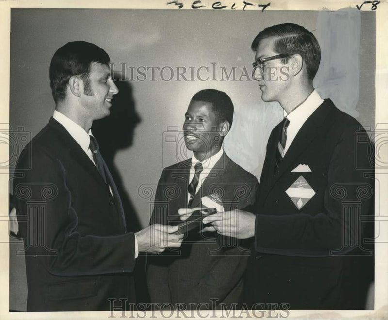 Load image into Gallery viewer, 1969 Press Photo New Orleans chapter of Distributive Education honors S Pulitzer
