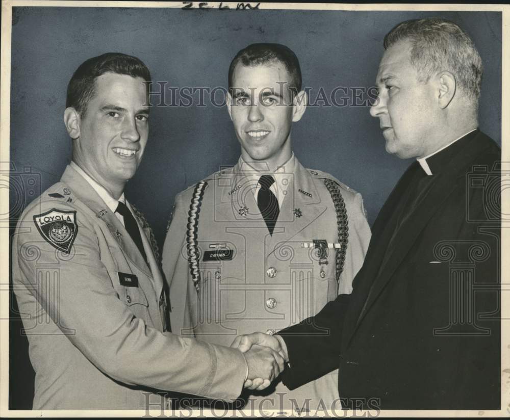 1964 Press Photo Loyola University-Cadet James Brown III Receives Award- Historic Images