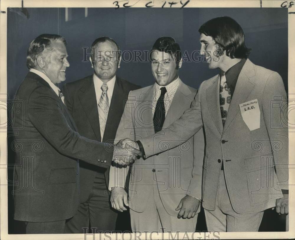 1972 Press Photo LSU&#39;s Charlie McClendon with officials at football banquet- Historic Images