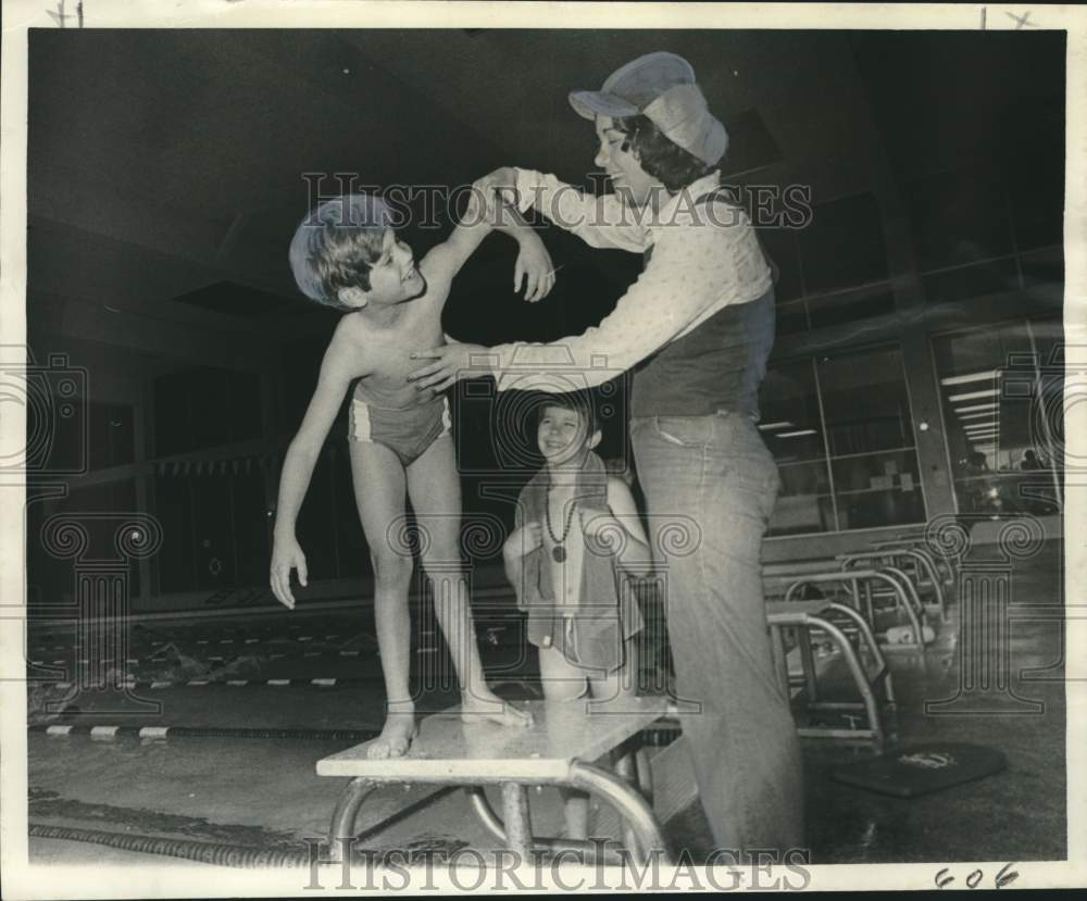 1975 Press Photo Keena Rothhammer teaches youngsters at Tulane University pool- Historic Images