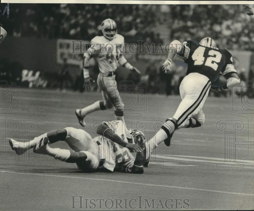 1976 Press Photo Saints Chuck Muncie strolls past Detroit Lions tacklers- Historic Images