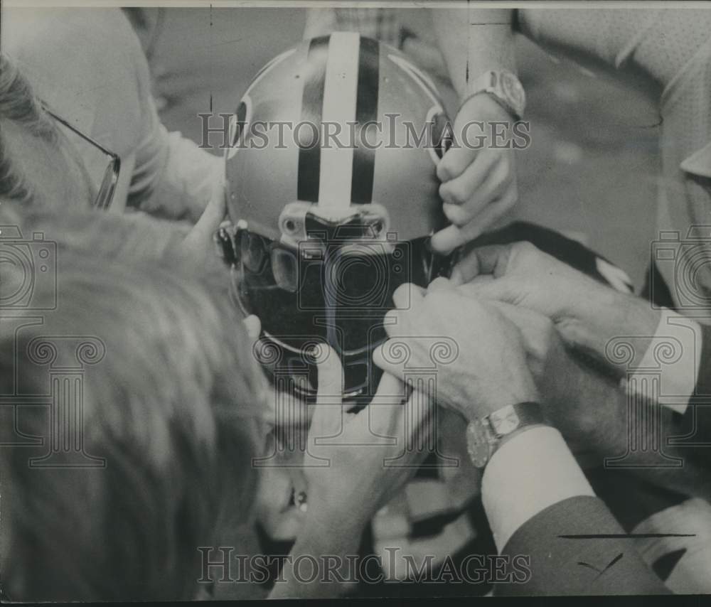 1976 Press Photo Saints Chuck Muncie&#39;s helmet adjusted during football game.- Historic Images