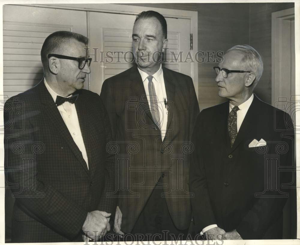 1966 Press Photo Dr. William Pressly and school and college officials confer- Historic Images