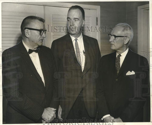 1966 Press Photo Dr. William Pressly and school and college officials confer- Historic Images