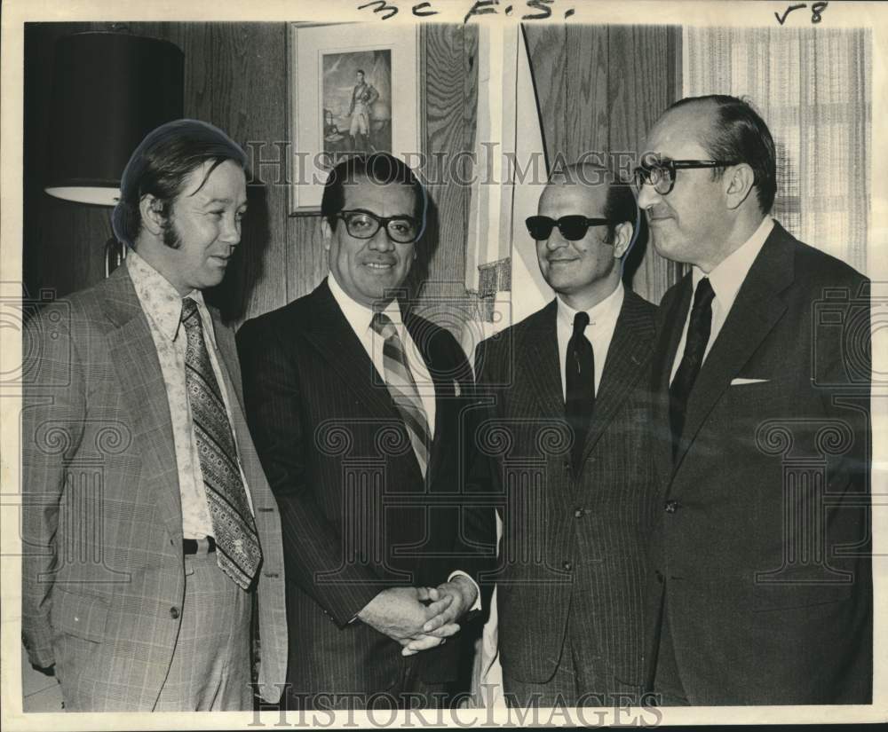 1972 Press Photo David Milligan with Minister Enrique B. Vievra, Guests at Event- Historic Images