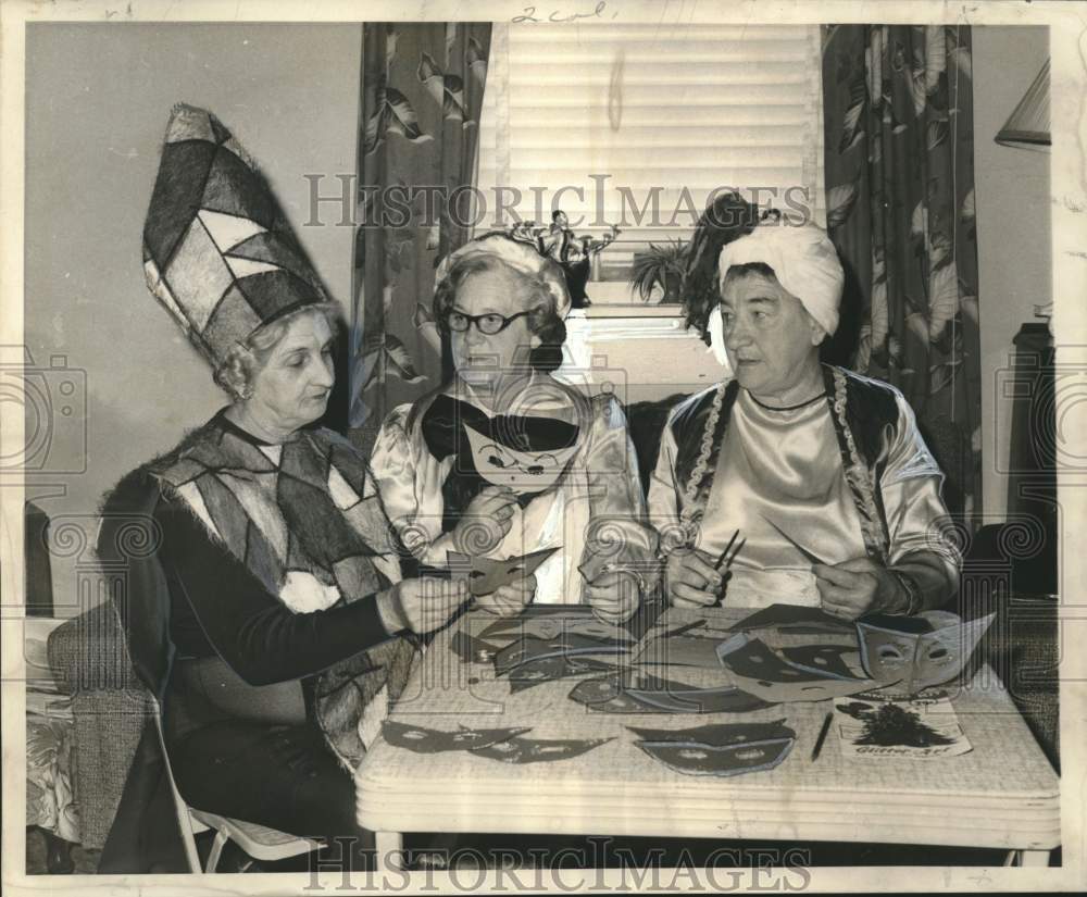 1968 Press Photo Protestant Home for Aged Auxiliary create Carnival mask