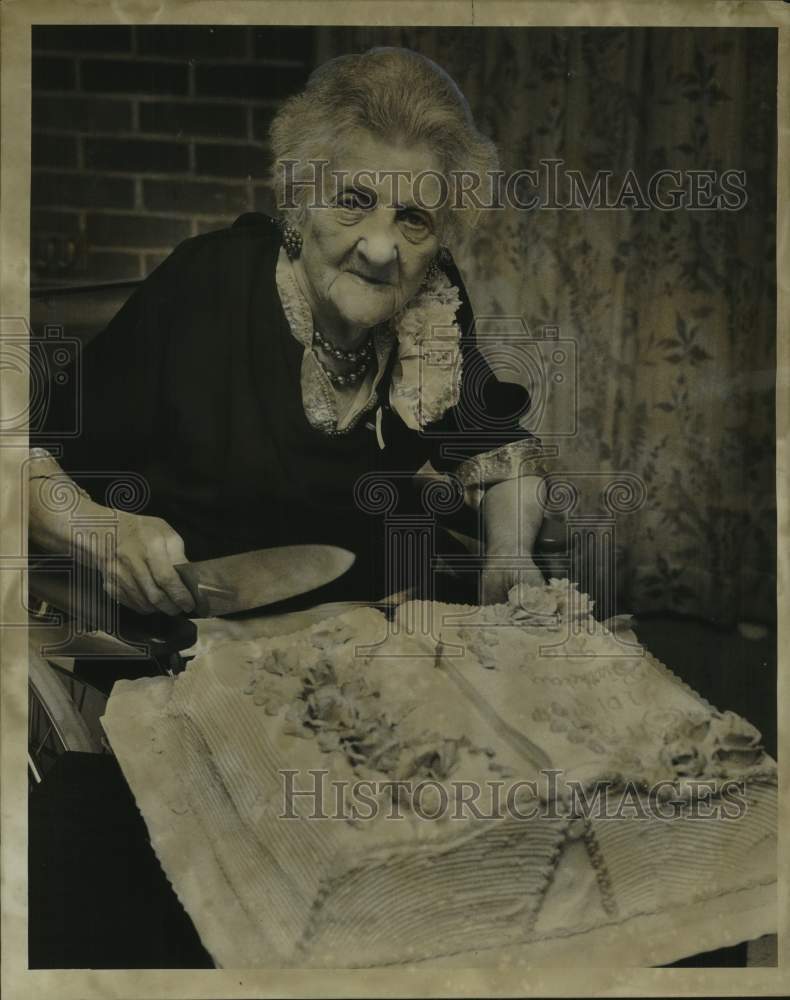 Load image into Gallery viewer, 1969 Press Photo Mrs. Ray Seidenbach Reinach, 101, Willow Wood Jewish Aged Home
