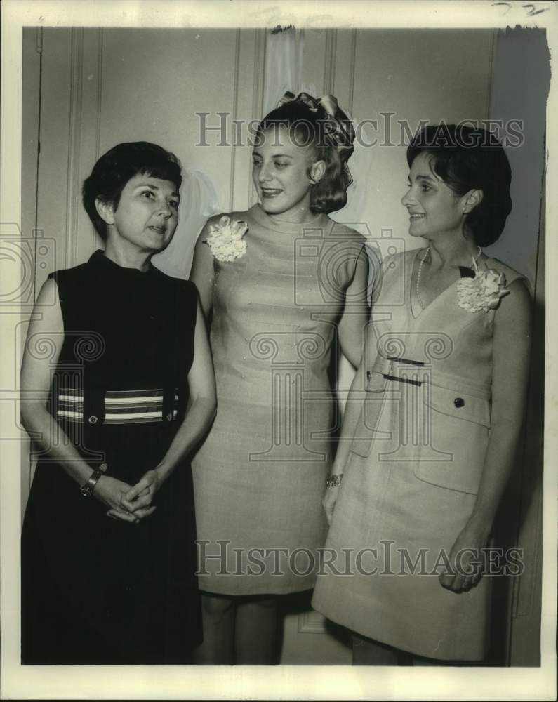 1969 Press Photo Debutante Club Event, Home of George Montgomery, New Orleans