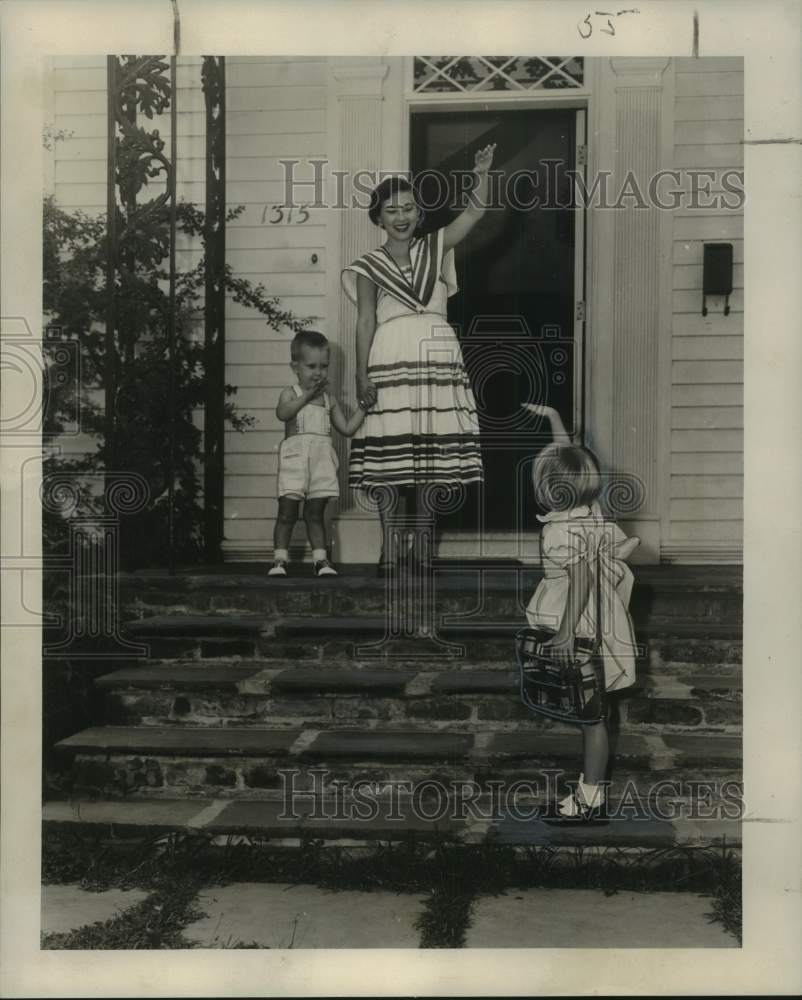 Press Photo Marion Riviere with Mother and Brother - noo60647- Historic Images