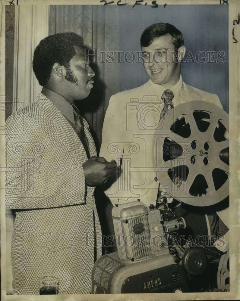 1973 Press Photo Jim Wynn gets together with Dave Roberts at La Pavillon Hotel- Historic Images