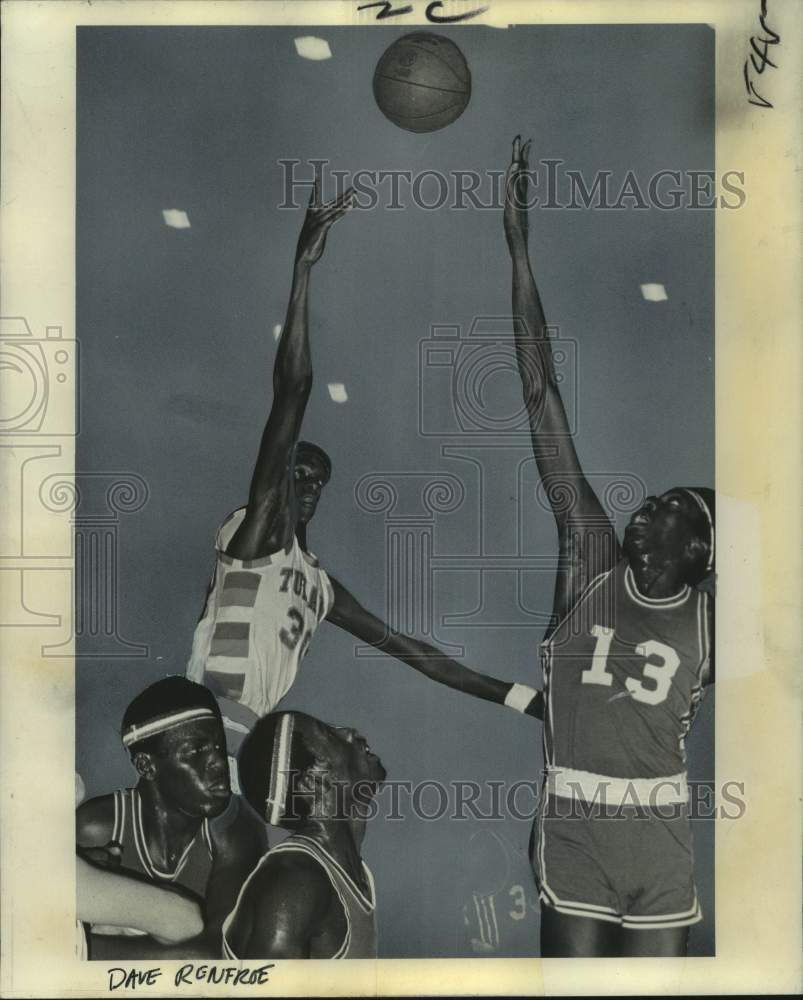 1973 Press Photo Dave Renfroe, Tulane basketball&#39;s #30, battles for ball- Historic Images