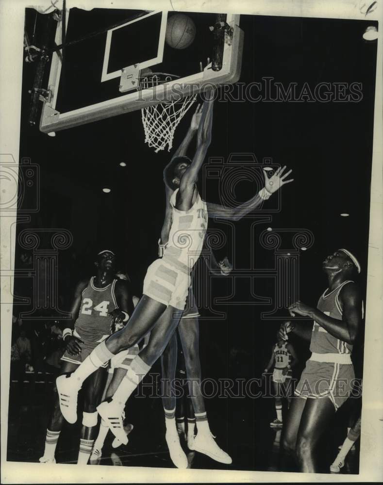 1973 Press Photo Dave Renfroe, Tulane University basketball player, leaps- Historic Images