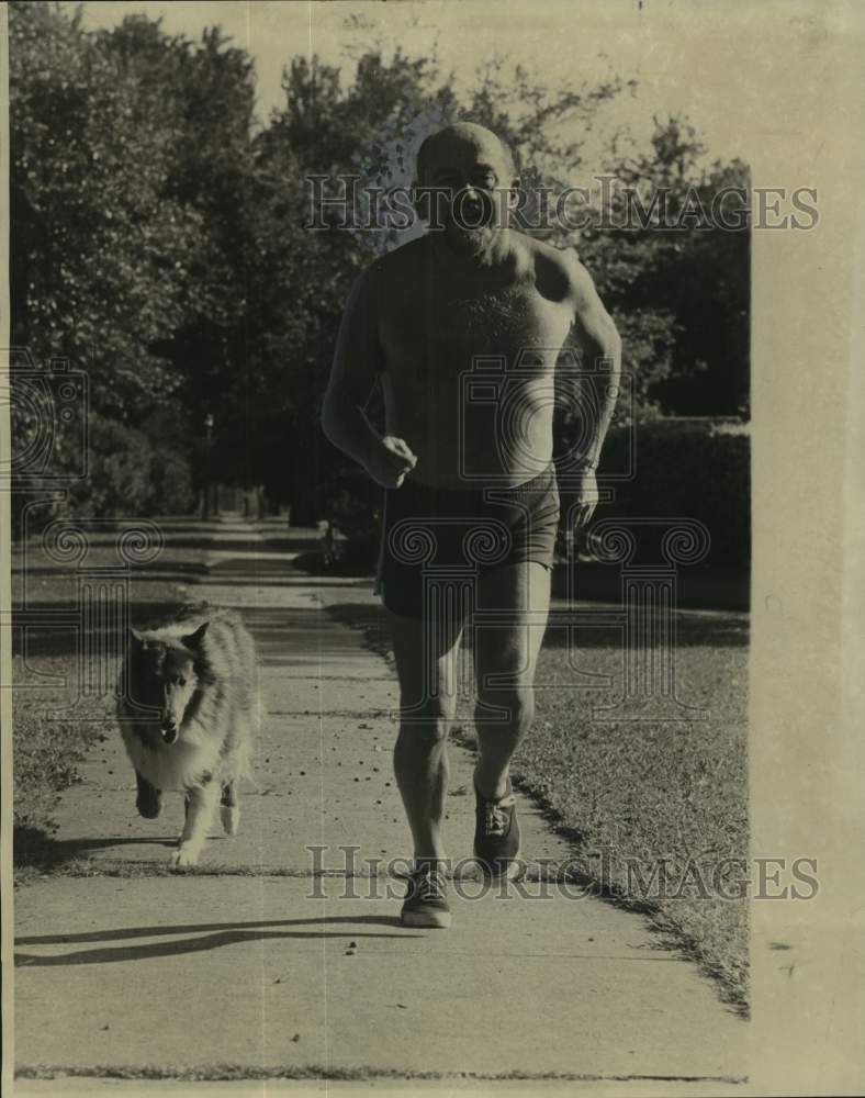 1974 Press Photo Andy Reising shown jogging with his dog - noo61095- Historic Images