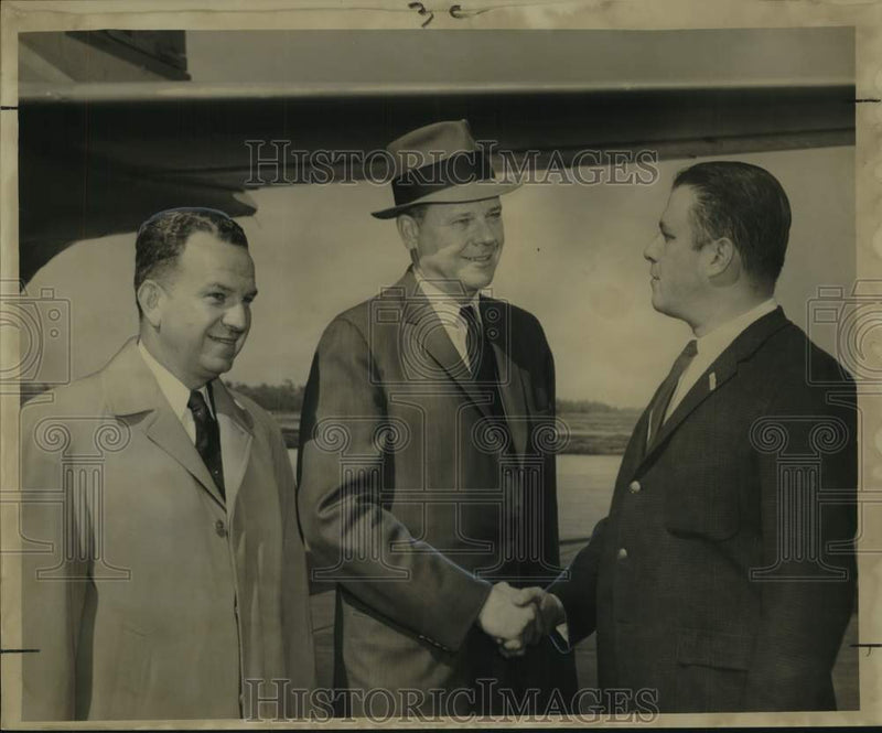 Load image into Gallery viewer, 1960 Press Photo George Reese and I.L Potter greet Senator Thruston Morton
