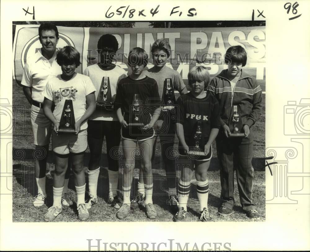 1978 Press Photo Punt, Pass &amp; Kick district winners with Joe Gorman, coordinator- Historic Images