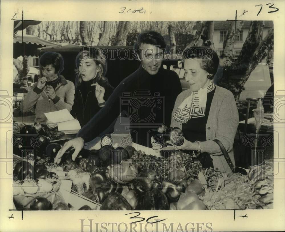 1975 Press Photo Richard Grausman and Elizabeth Brassart at Paris market