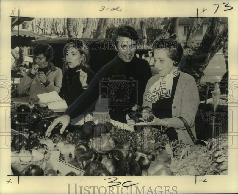 Load image into Gallery viewer, 1975 Press Photo Richard Grausman and Elizabeth Brassart at Paris market
