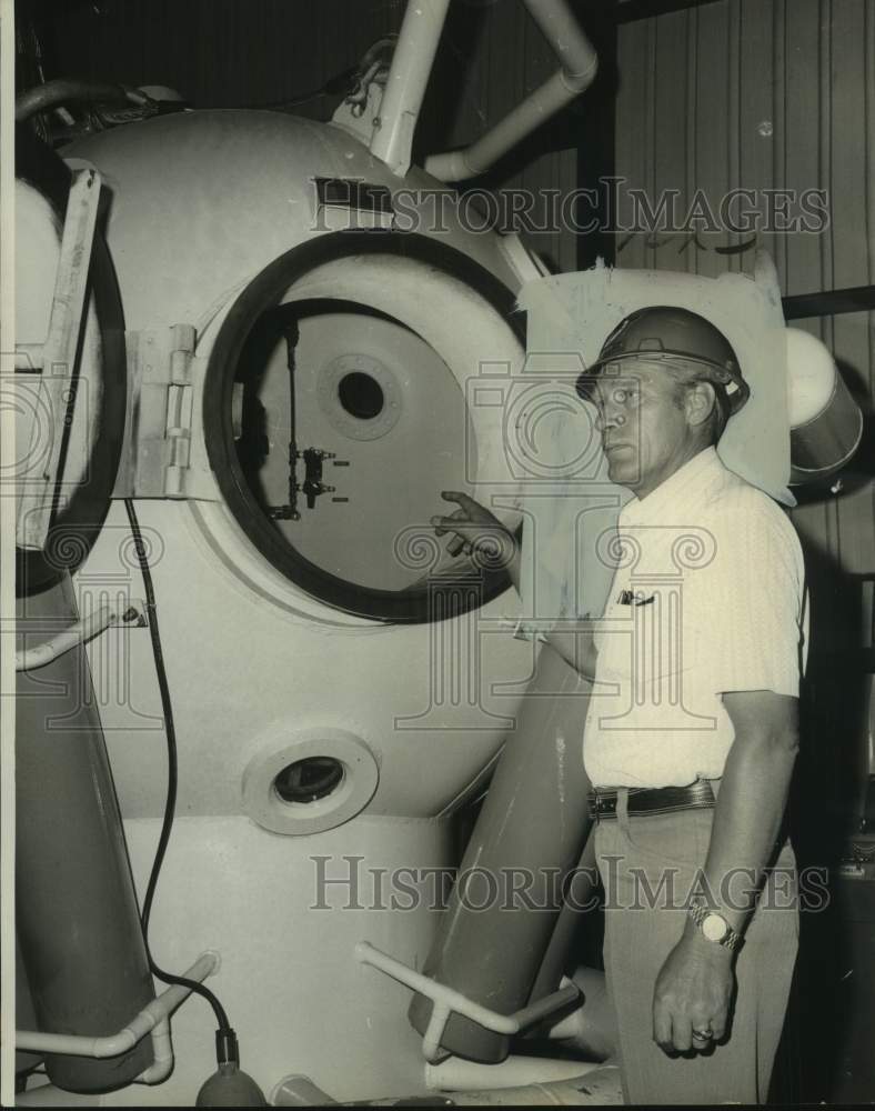 1974 Press Photo Max Reigher, superintendent for diving equipment manufacturer- Historic Images