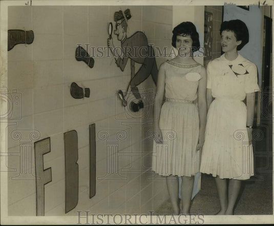 1963 Press Photo Amelia Taylor and Hazel Oswald see FBI display - noo61380