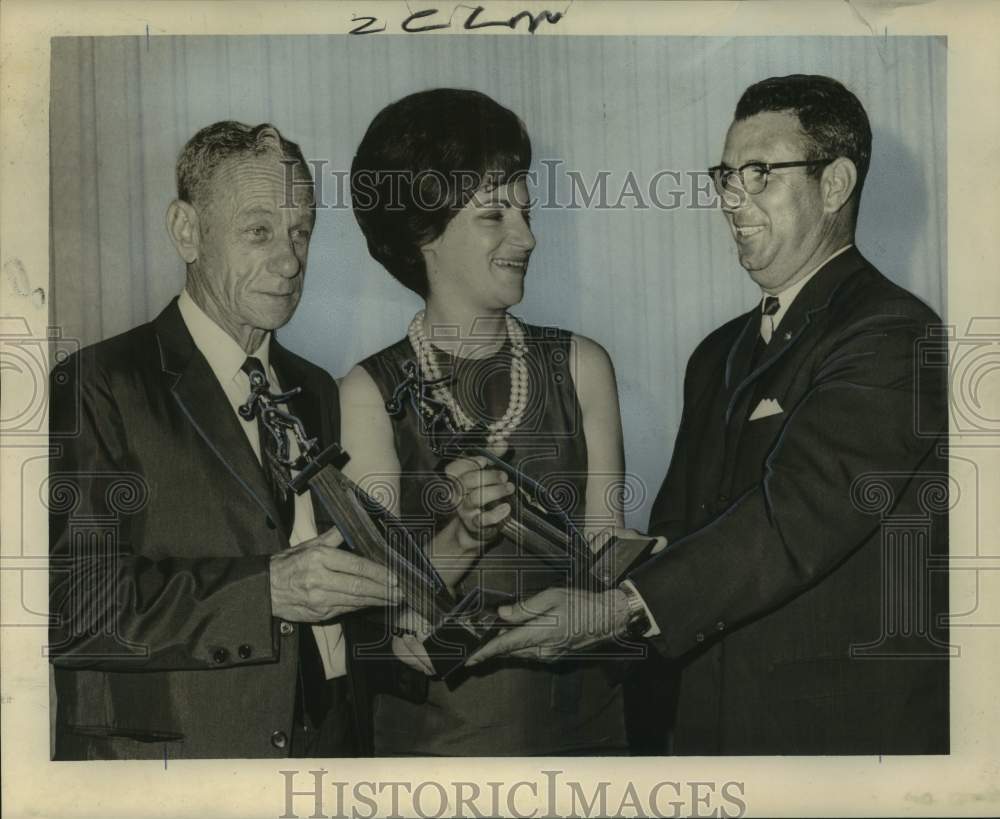 1965 Press Photo Dewey Nassar Jr. presents awards to bowling tournament winners- Historic Images