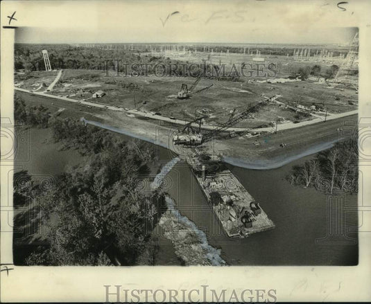 1973 Press Photo Montz, Louisiana levee setback construction by U.A. Army Corps.