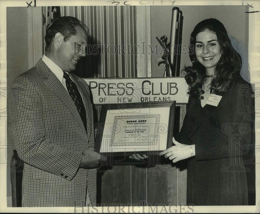 1972 Press Photo Saints football coach J.D. Roberts receives Press Club award.- Historic Images