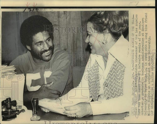 1972 Press Photo Football Rookie of Year Isiah 'Butch' Robertson with friend.- Historic Images