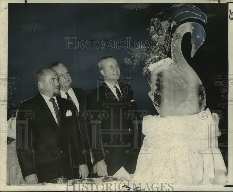 Load image into Gallery viewer, 1969 Press Photo Men Admire Swan Ice Sculpture At Food Festival, New Orleans
