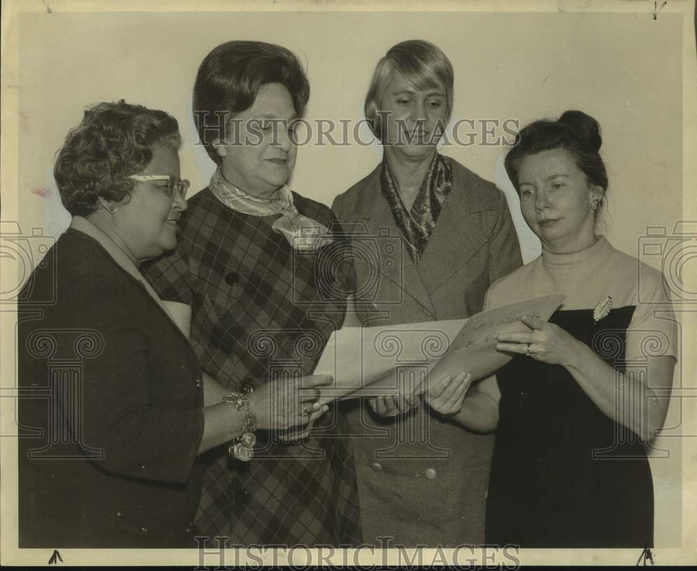 1969 Press Photo Mrs. Quintin Quinette with Women&#39;s Interfaith Council members- Historic Images