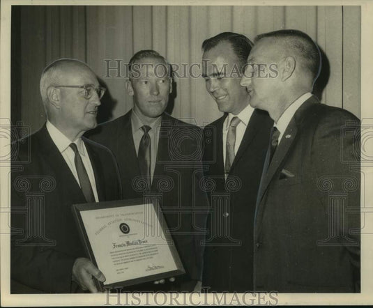 1969 Press Photo Henry Newman gives awards to Chevron Oil Company employees