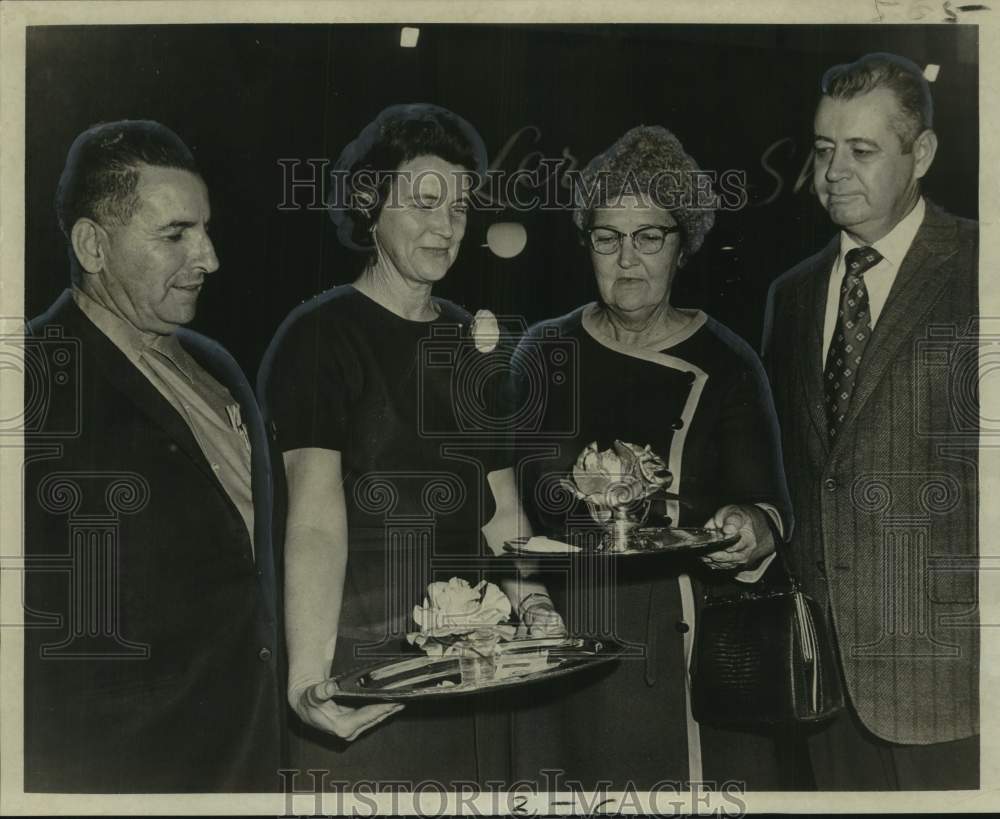 1971 Press Photo Judges at the Camellia Club of New Orleans with Winners