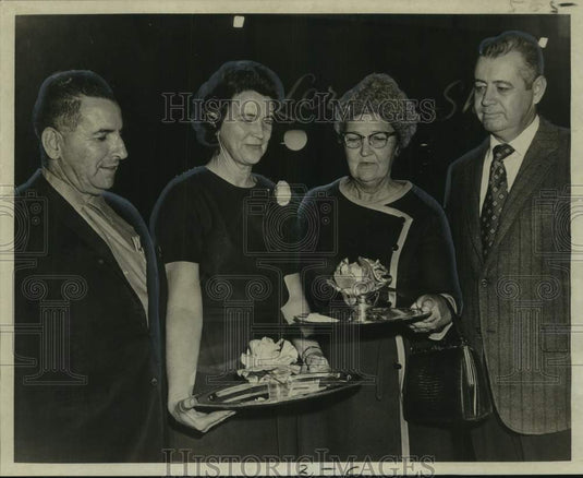 1971 Press Photo Judges at the Camellia Club of New Orleans with Winners