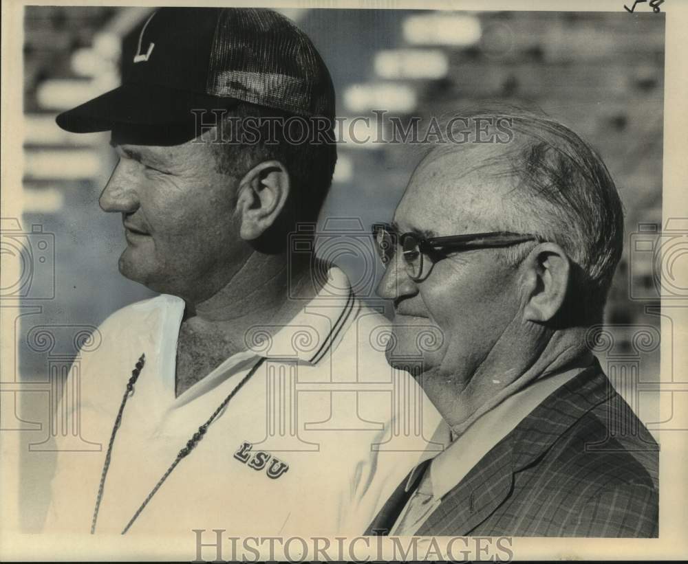 1967 Press Photo Charley McClendon and Harry Rabenhorst watch Tigers Football- Historic Images