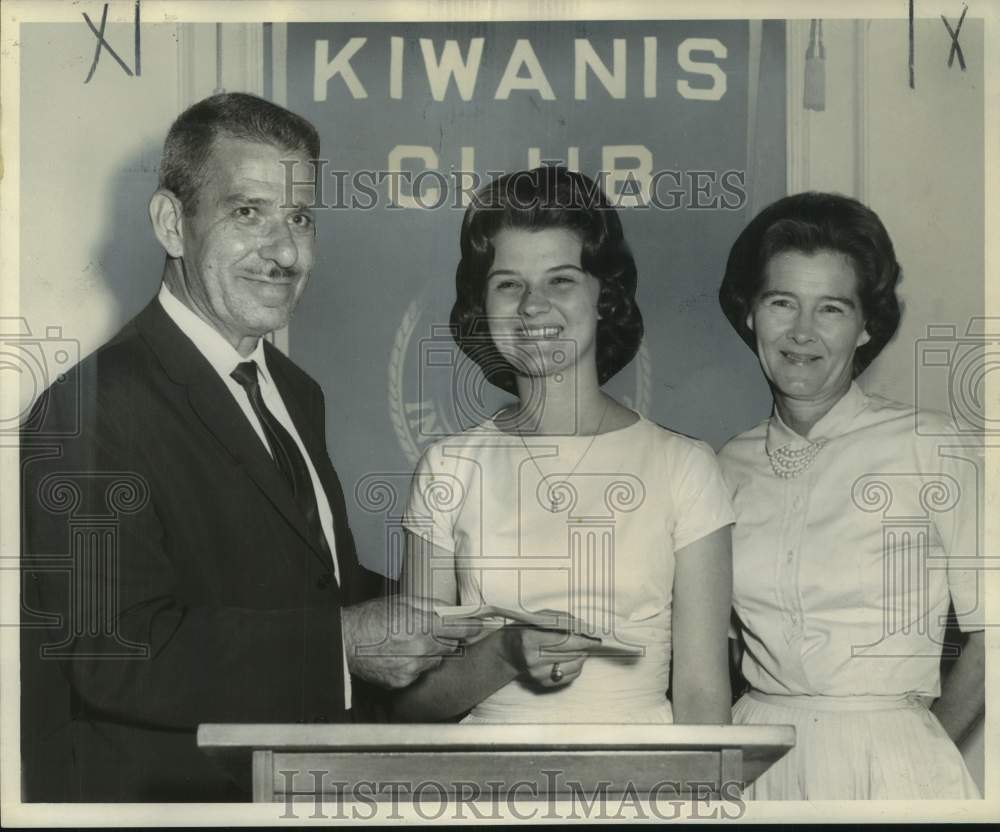 1962 Press Photo Karen Quirk honored by Algiers&#39; Kiwanis Club with scholarship- Historic Images