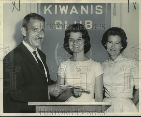 1962 Press Photo Karen Quirk honored by Algiers' Kiwanis Club with scholarship- Historic Images