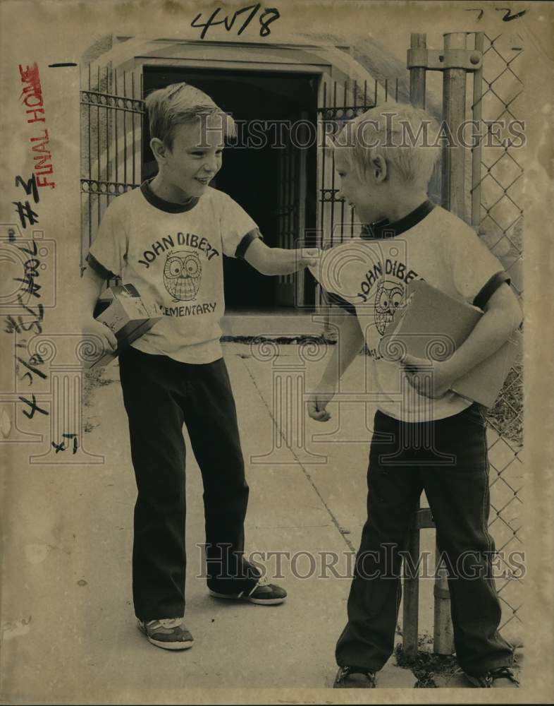 1976 Press Photo George Hammer and Paul Raymond at John Dibert Elementary School