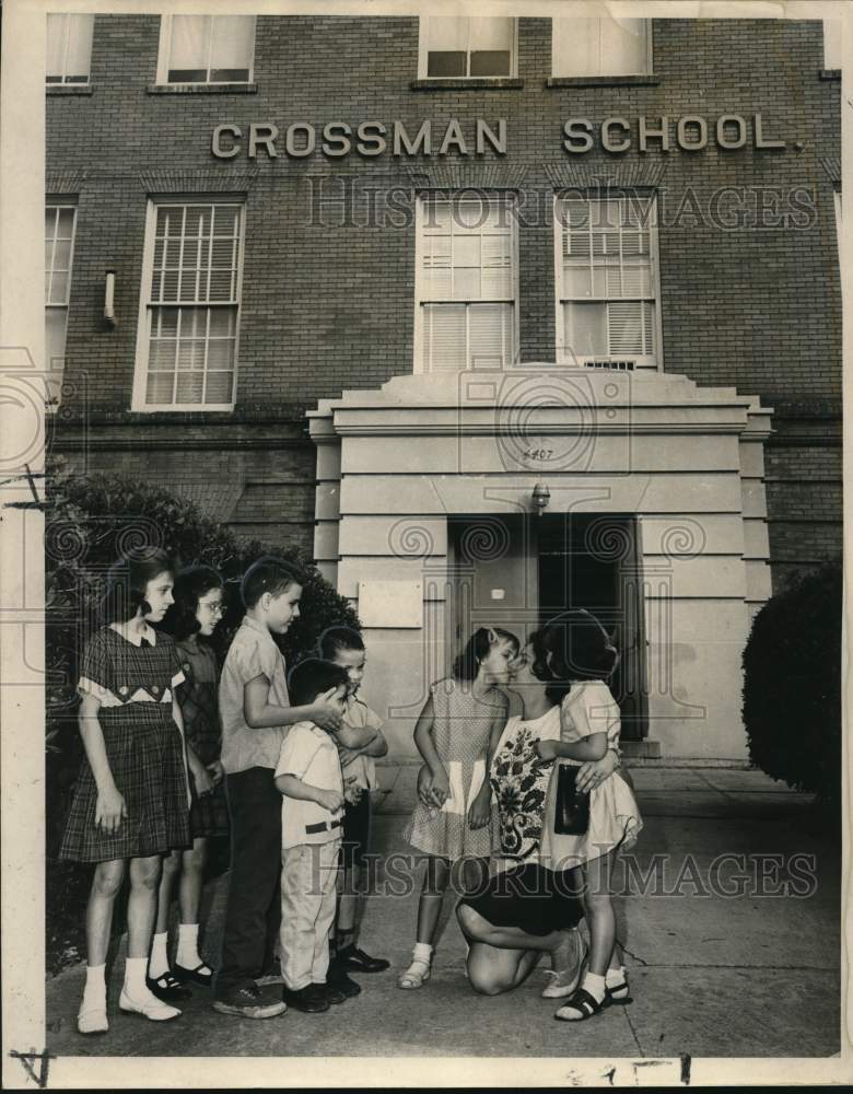Load image into Gallery viewer, 1969 Press Photo Mrs. Elton Clouatre with children at Crossman School First Day
