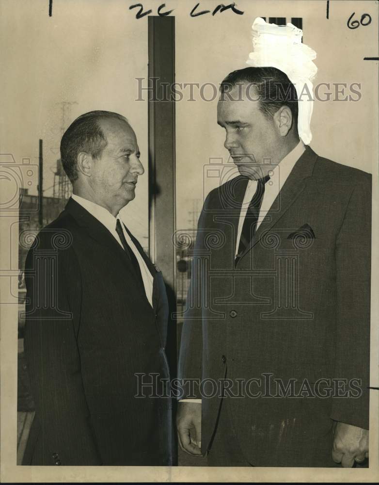 1970 Press Photo Brazil&#39;s Gen. Jose Araken Rodriguez greeted by William Walker- Historic Images