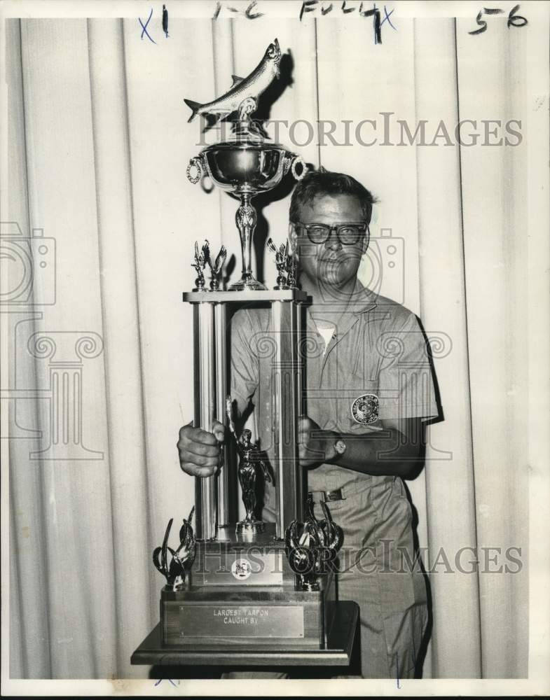 1970 Press Photo L. J. Samuel Jr. shows trophy won at Golden Meadow Tarpon Rodeo- Historic Images