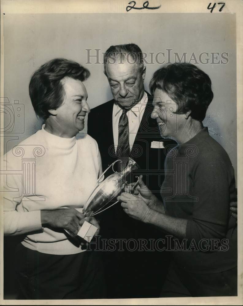 1968 Press Photo Women Awarded In Helen Adler Levy Memorial Golf Tournament- Historic Images