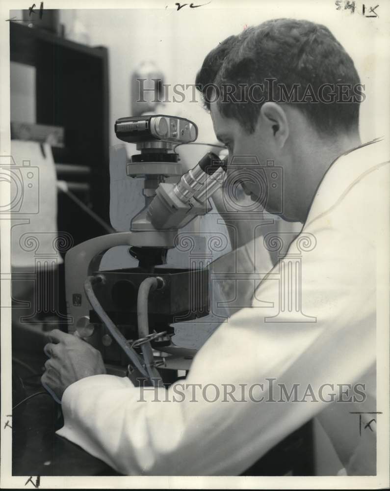 1960 Press Photo Tulane School of Medicine - Dr. Dewey F. Sears, Physiology- Historic Images