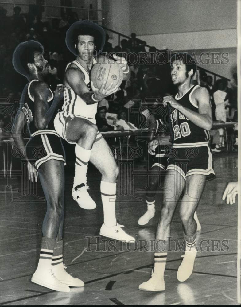 1973 Press Photo Basketball - LSUNO&#39;s Dwight Rucker between SUNO players- Historic Images