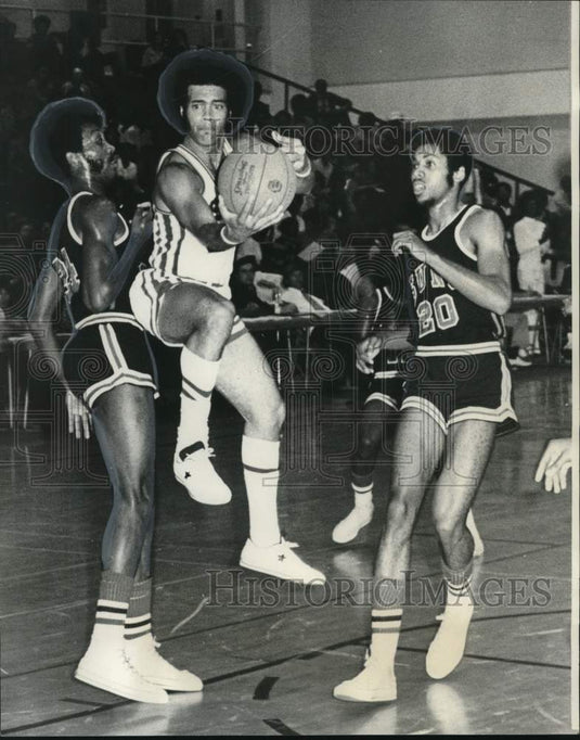 1973 Press Photo Basketball - LSUNO's Dwight Rucker between SUNO players- Historic Images